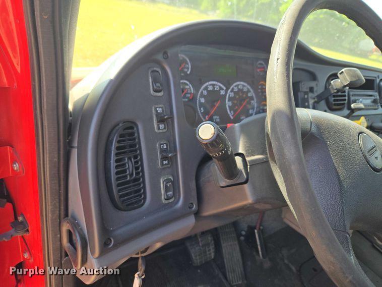 image for item ET5028 2016 Freightliner Business Class M2 semi truck