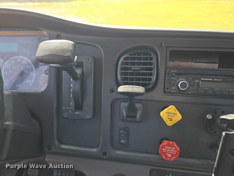 image for item ET5028 2016 Freightliner Business Class M2 semi truck