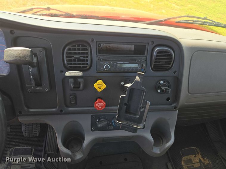 image for item ET5028 2016 Freightliner Business Class M2 semi truck