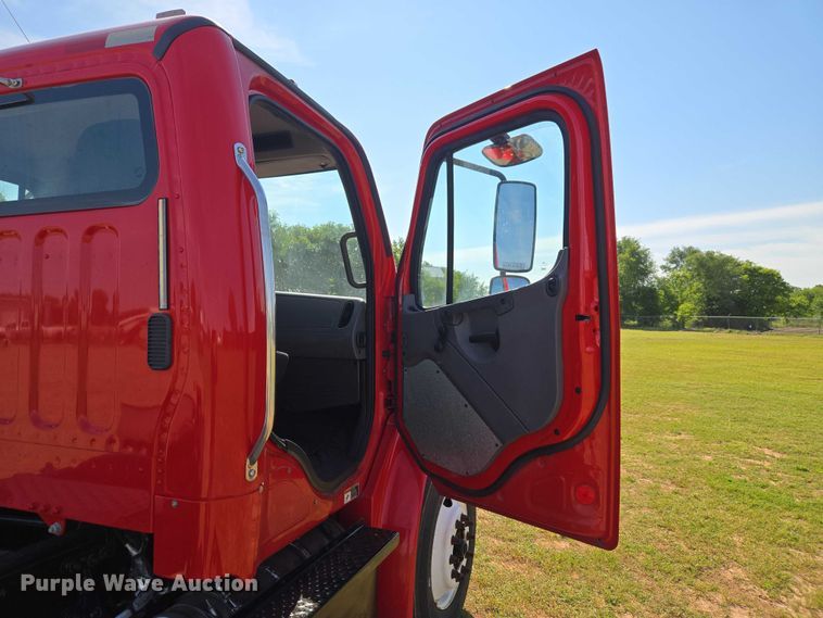 image for item ET5028 2016 Freightliner Business Class M2 semi truck