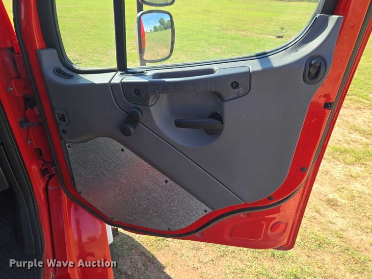 image for item ET5028 2016 Freightliner Business Class M2 semi truck