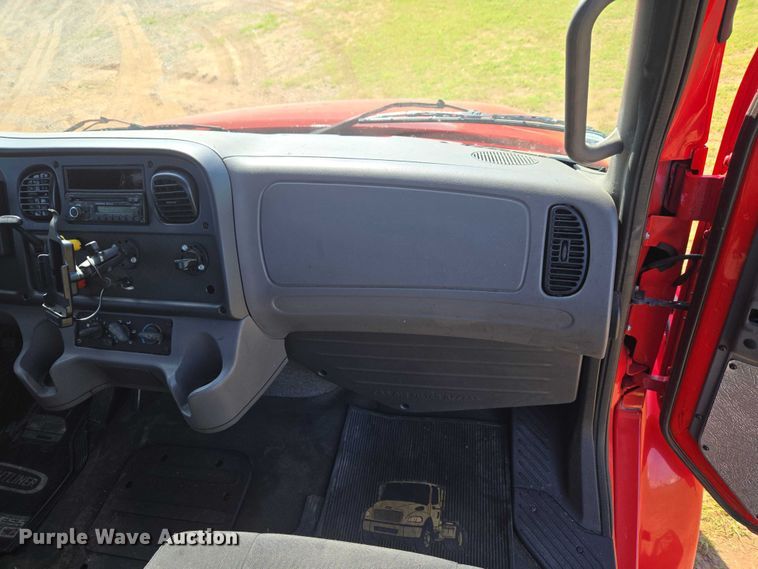 image for item ET5028 2016 Freightliner Business Class M2 semi truck