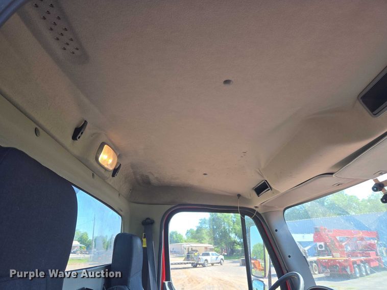image for item ET5028 2016 Freightliner Business Class M2 semi truck