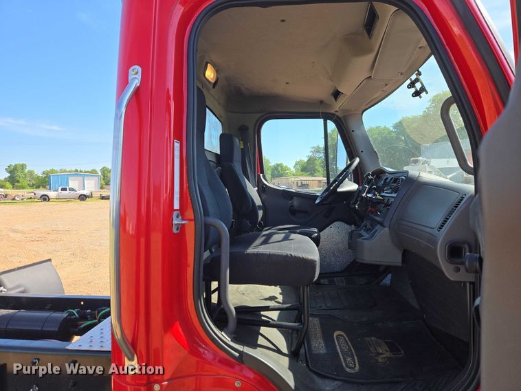 image for item ET5028 2016 Freightliner Business Class M2 semi truck