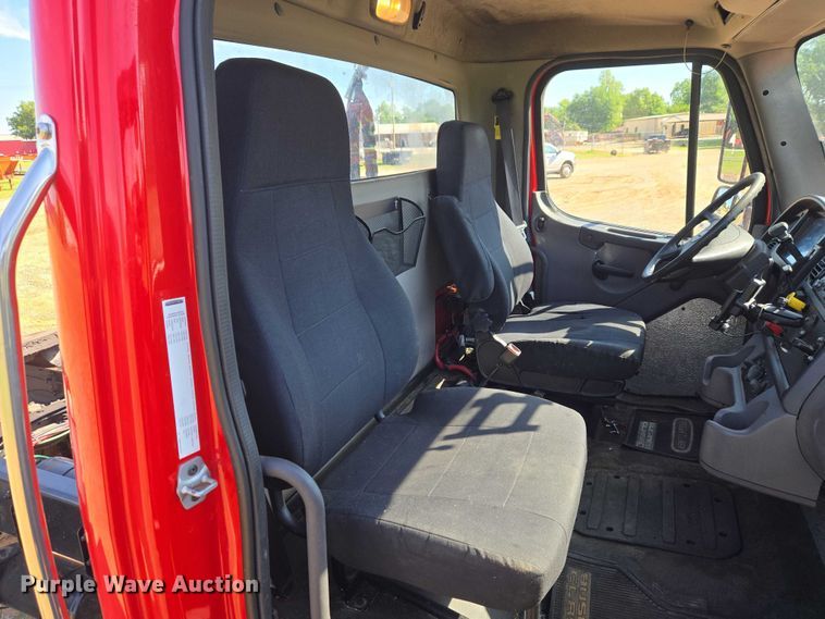 image for item ET5028 2016 Freightliner Business Class M2 semi truck