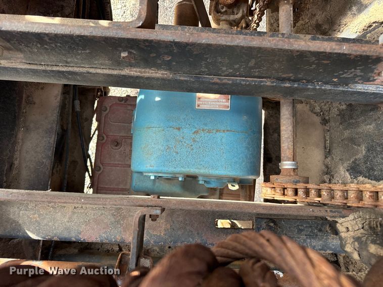 image for item EW4117 1979 International F-5070 winch truck