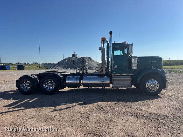 image for item EW4979 2002 Kenworth W900 semi truck