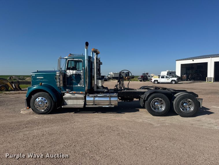 image for item EW4979 2002 Kenworth W900 semi truck