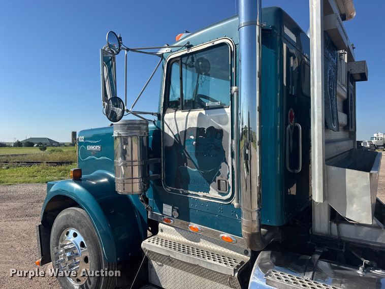 image for item EW4979 2002 Kenworth W900 semi truck