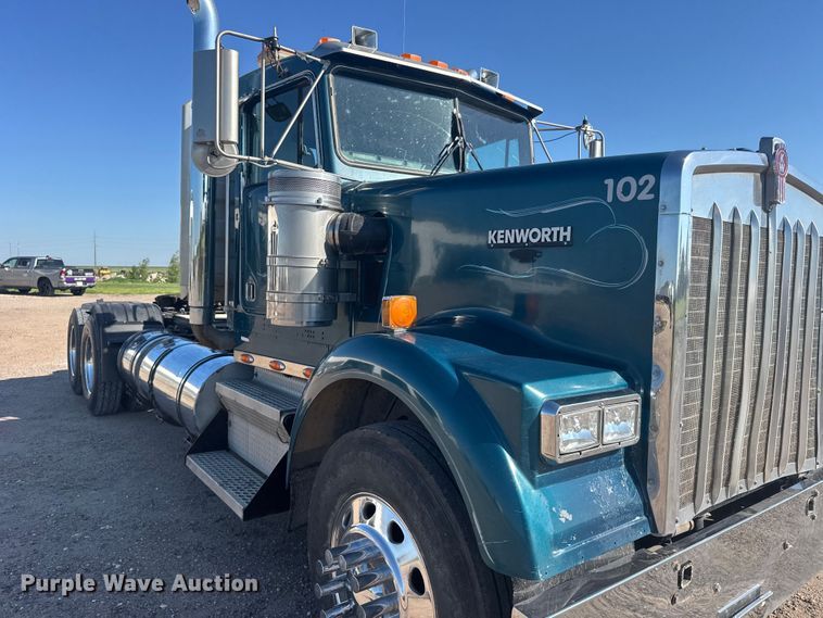 image for item EW4979 2002 Kenworth W900 semi truck