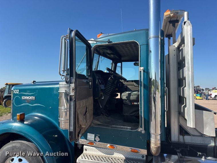 image for item EW4979 2002 Kenworth W900 semi truck