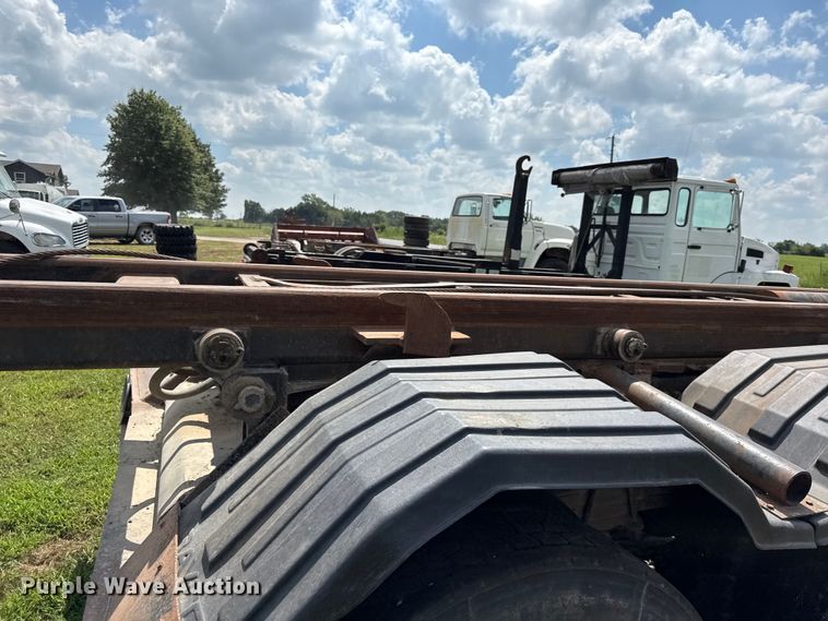 image for item EX2099 2007 Freightliner Business Class M2  roll-off container truck