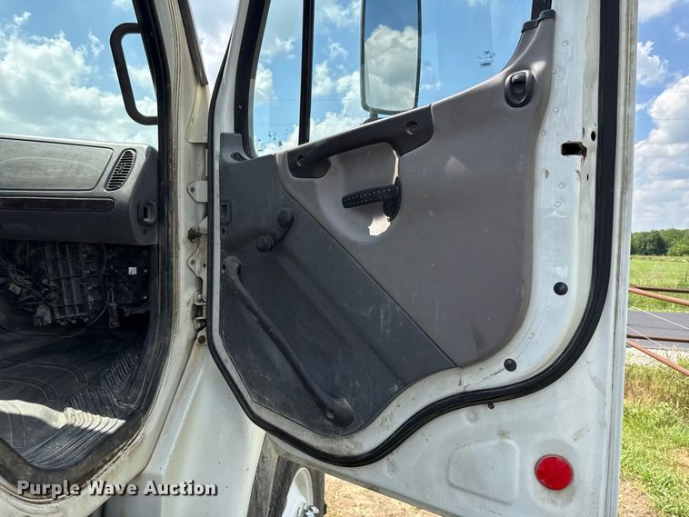 image for item EX2099 2007 Freightliner Business Class M2  roll-off container truck