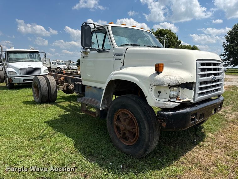 image for item EX2100 1998 Ford F800 semi truck