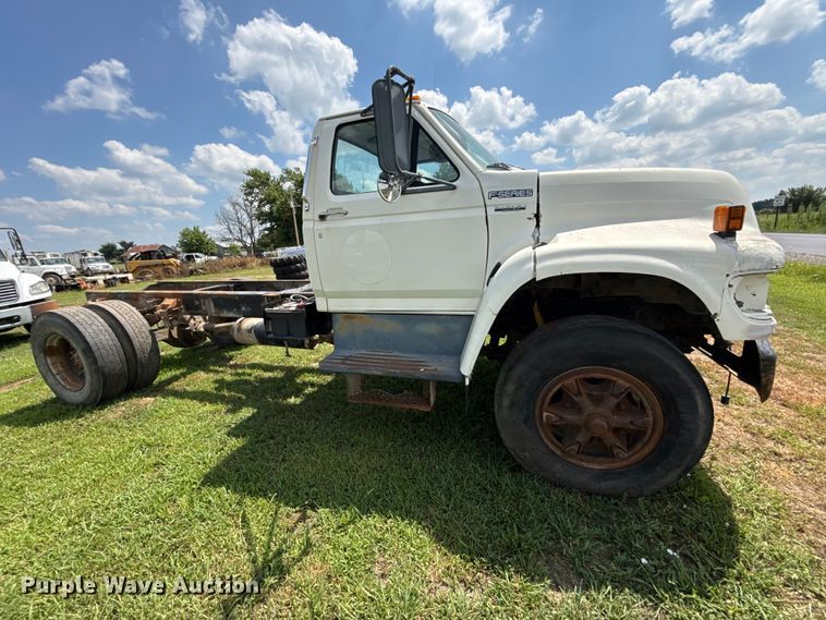 image for item EX2100 1998 Ford F800 semi truck