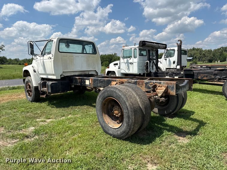 image for item EX2100 1998 Ford F800 semi truck