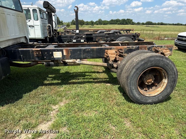 image for item EX2100 1998 Ford F800 semi truck