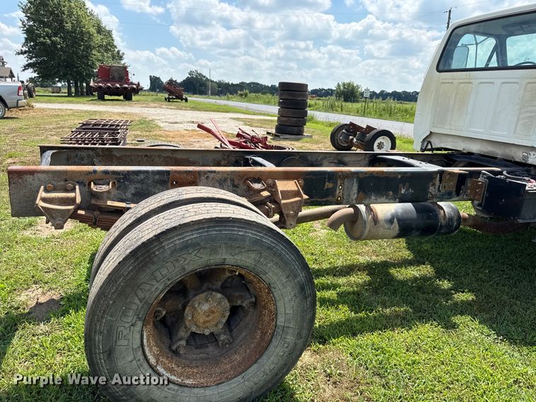 image for item EX2100 1998 Ford F800 semi truck