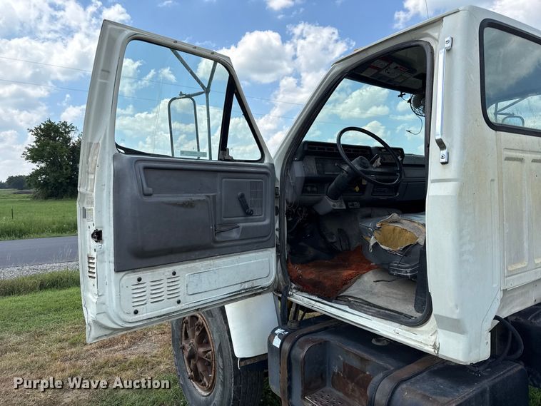 image for item EX2100 1998 Ford F800 semi truck