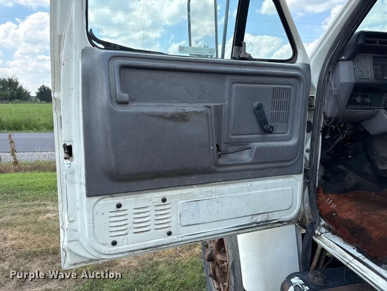 image for item EX2100 1998 Ford F800 semi truck