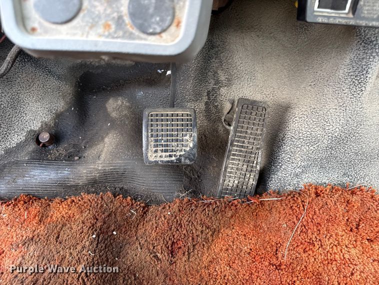 image for item EX2100 1998 Ford F800 semi truck