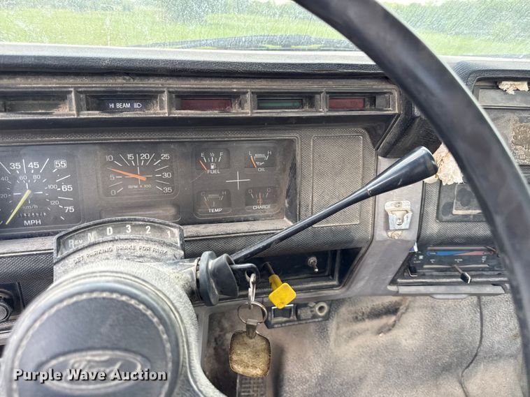 image for item EX2100 1998 Ford F800 semi truck