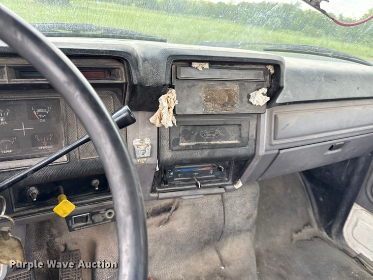image for item EX2100 1998 Ford F800 semi truck