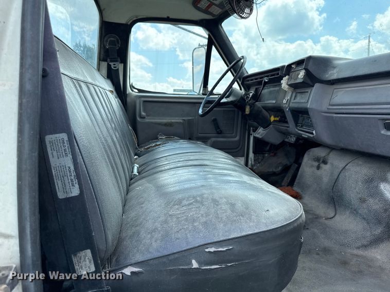 image for item EX2100 1998 Ford F800 semi truck