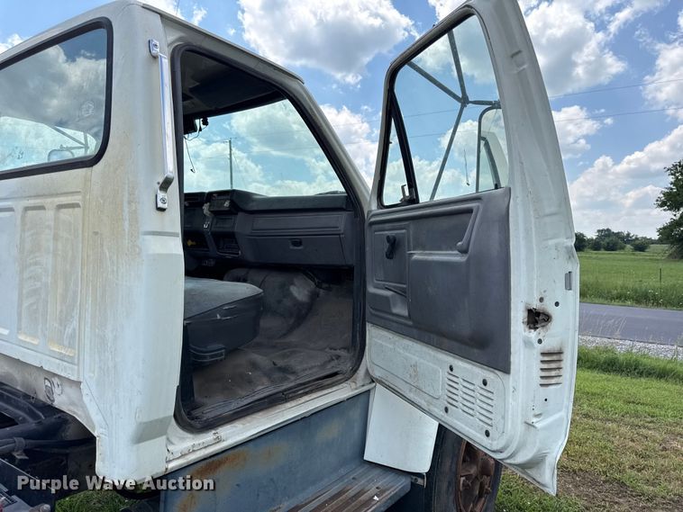 image for item EX2100 1998 Ford F800 semi truck