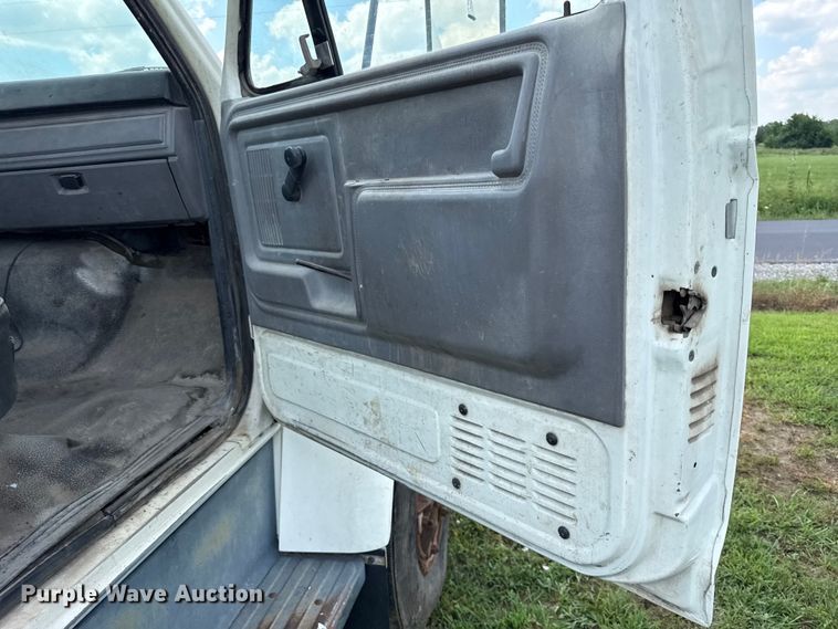 image for item EX2100 1998 Ford F800 semi truck