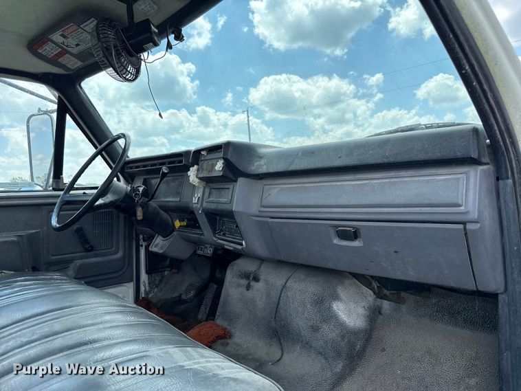image for item EX2100 1998 Ford F800 semi truck
