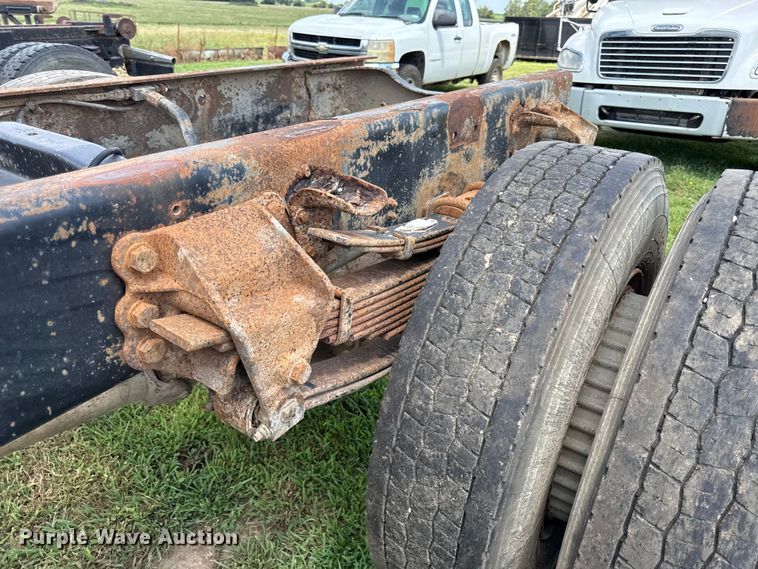 image for item EX2100 1998 Ford F800 semi truck