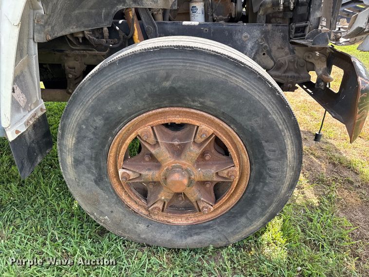 image for item EX2100 1998 Ford F800 semi truck
