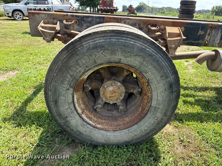 image for item EX2100 1998 Ford F800 semi truck