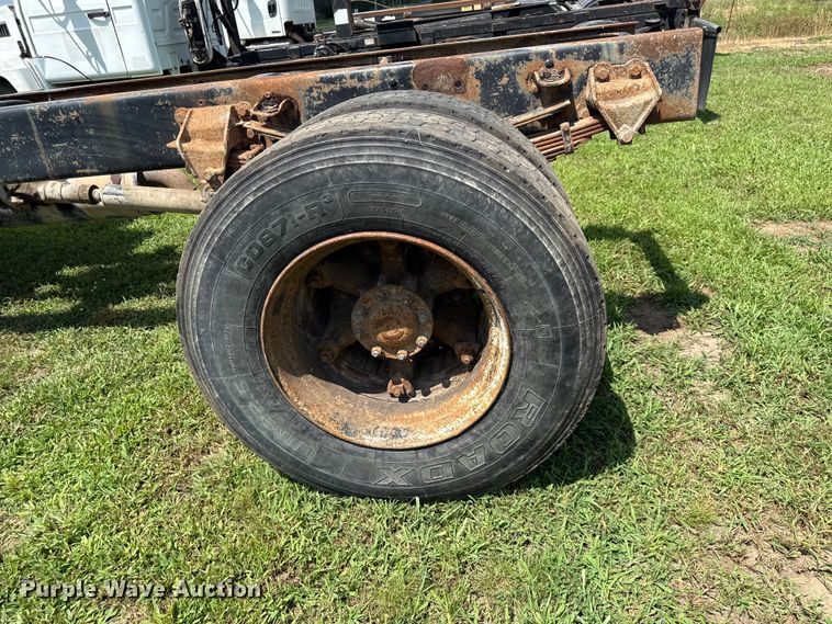 image for item EX2100 1998 Ford F800 semi truck