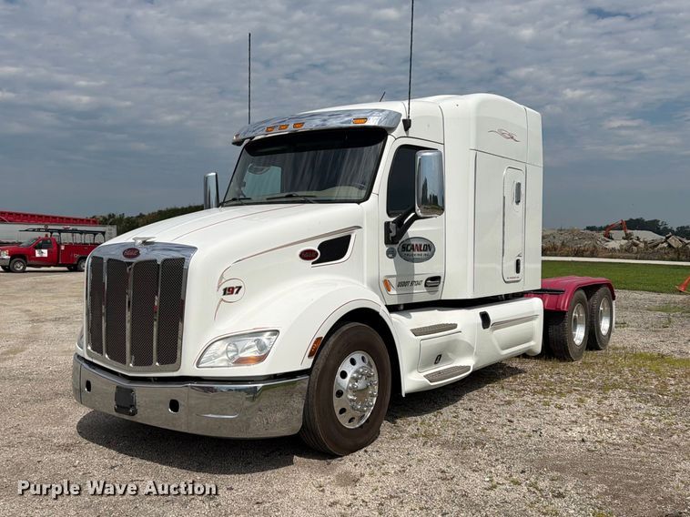 image for item FB5766 2020 Peterbilt 579 semi truck
