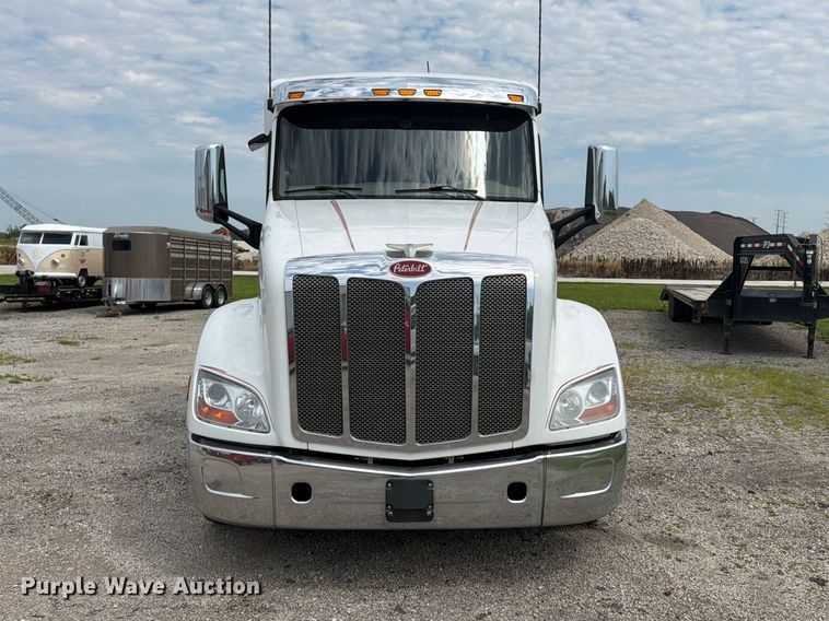 image for item FB5766 2020 Peterbilt 579 semi truck
