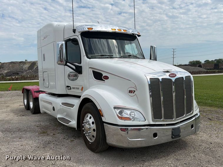 image for item FB5766 2020 Peterbilt 579 semi truck