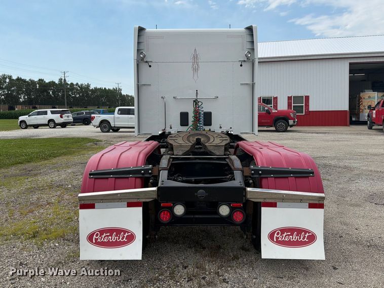 image for item FB5766 2020 Peterbilt 579 semi truck