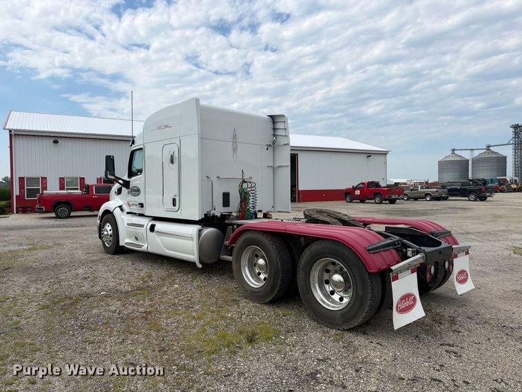 image for item FB5766 2020 Peterbilt 579 semi truck