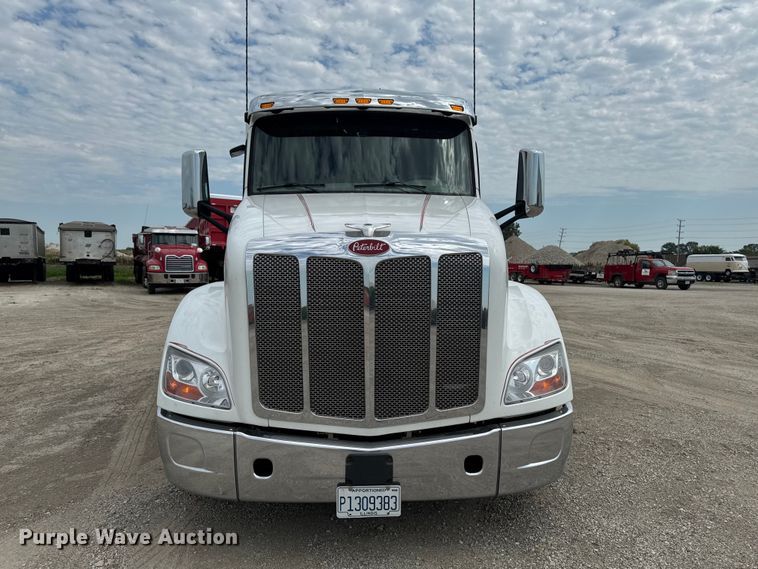 image for item FB5766 2020 Peterbilt 579 semi truck