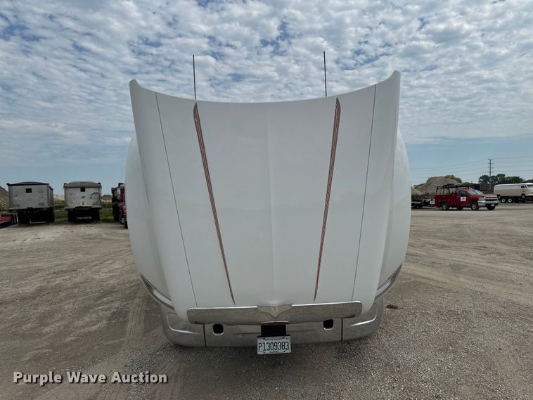 image for item FB5766 2020 Peterbilt 579 semi truck