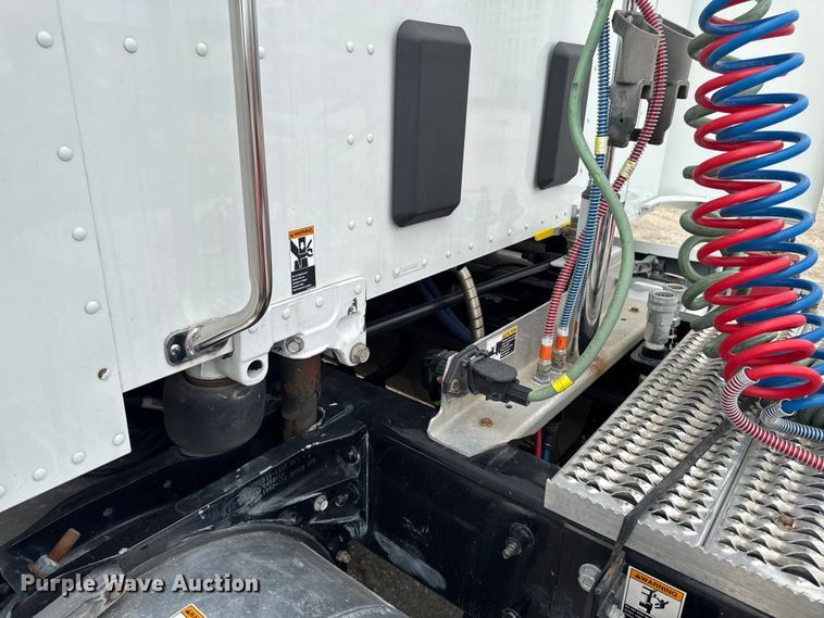 image for item FB5766 2020 Peterbilt 579 semi truck