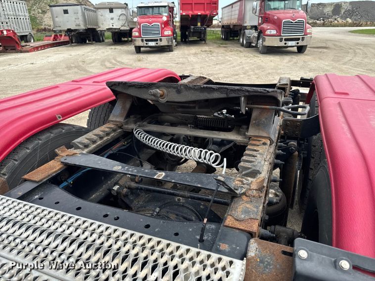 image for item FB5766 2020 Peterbilt 579 semi truck