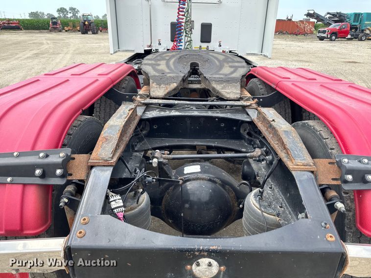 image for item FB5766 2020 Peterbilt 579 semi truck