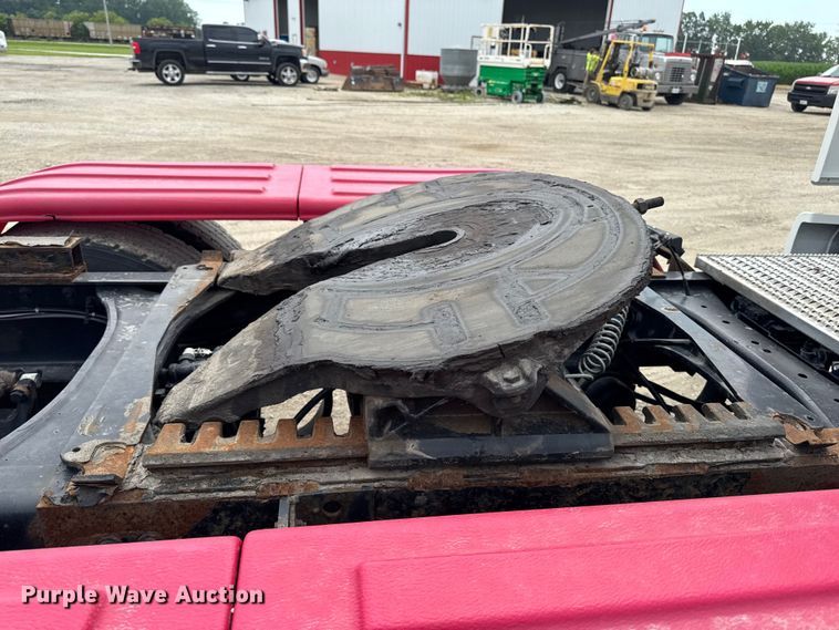 image for item FB5766 2020 Peterbilt 579 semi truck