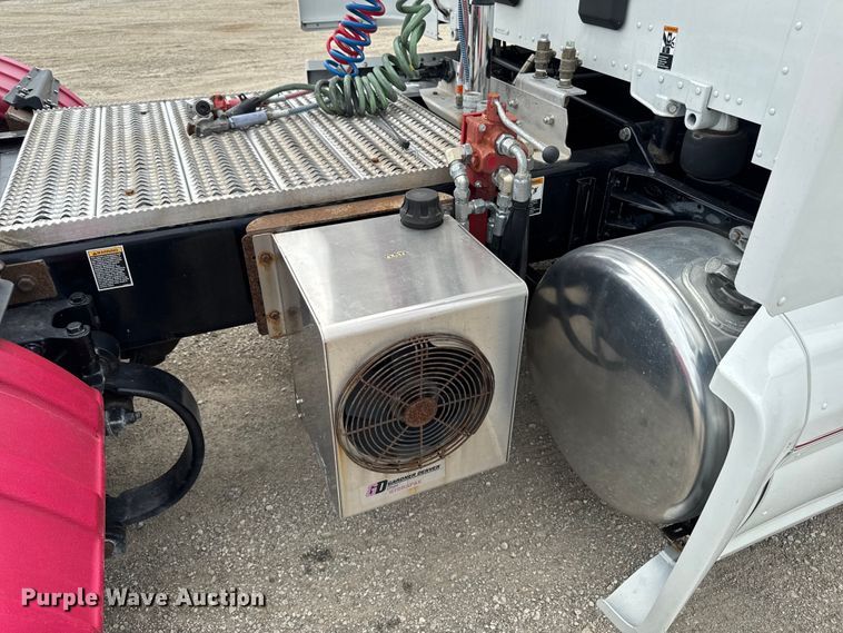 image for item FB5766 2020 Peterbilt 579 semi truck