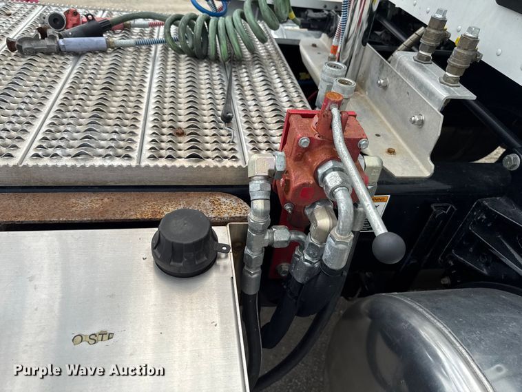 image for item FB5766 2020 Peterbilt 579 semi truck