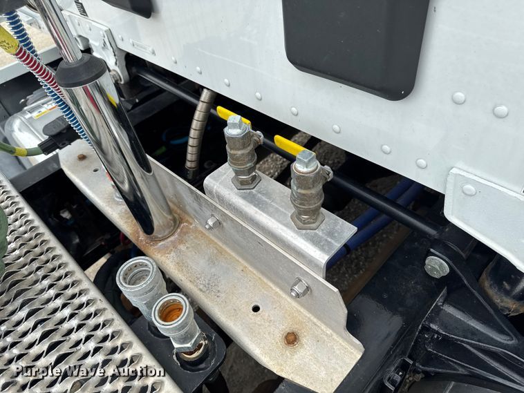 image for item FB5766 2020 Peterbilt 579 semi truck
