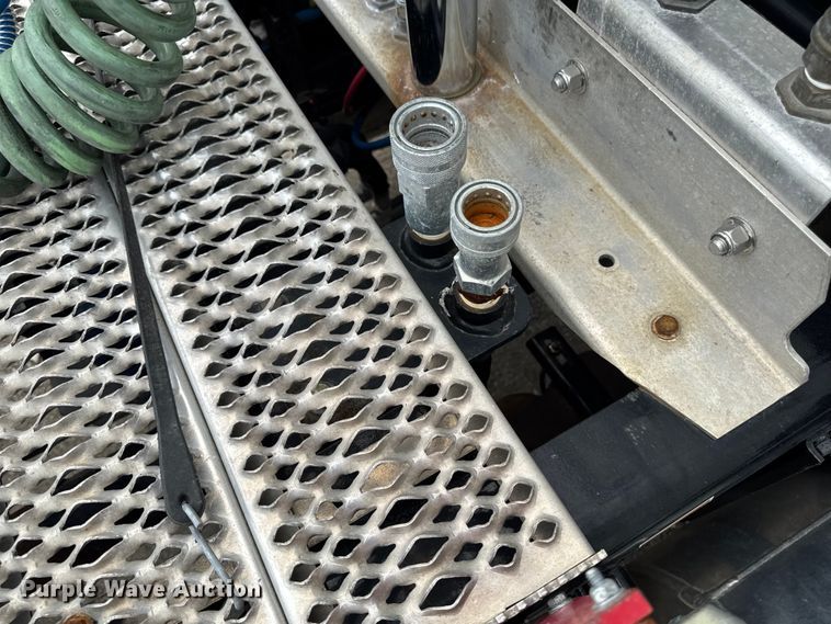 image for item FB5766 2020 Peterbilt 579 semi truck